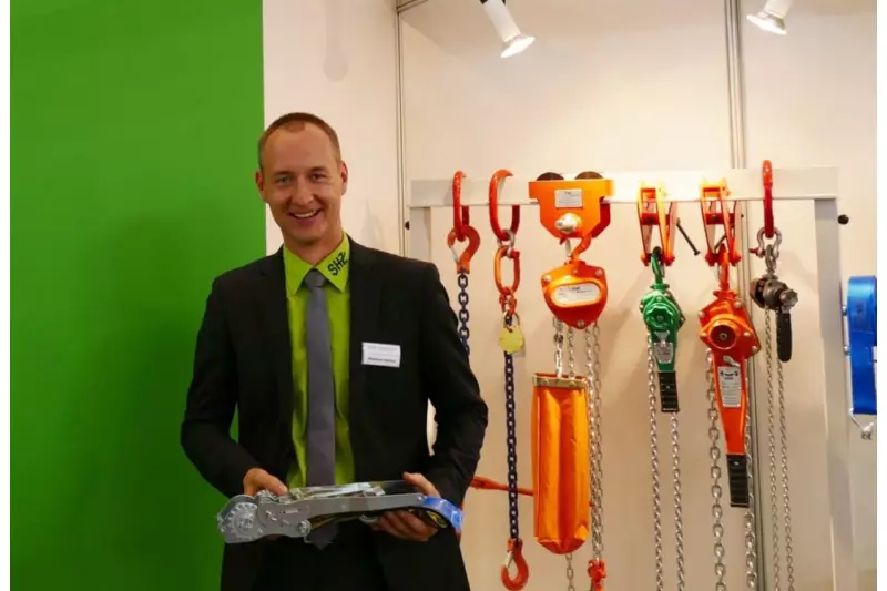 Matthias Böhme, Geschäftsführer von SHZ, mit einem neuen Zurrgurt, der eine enorme Vorspannkraft von 750 daN erreicht.