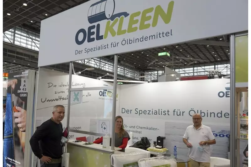 Oel-Kleen ist Spezialist für Ölbindemittel. Links im Bild ist Geschäftsführerin Nadine Orben. Gunter Teichmann gehört zur Inhaberfamilie. Quelle: Treffpunkt.Bau