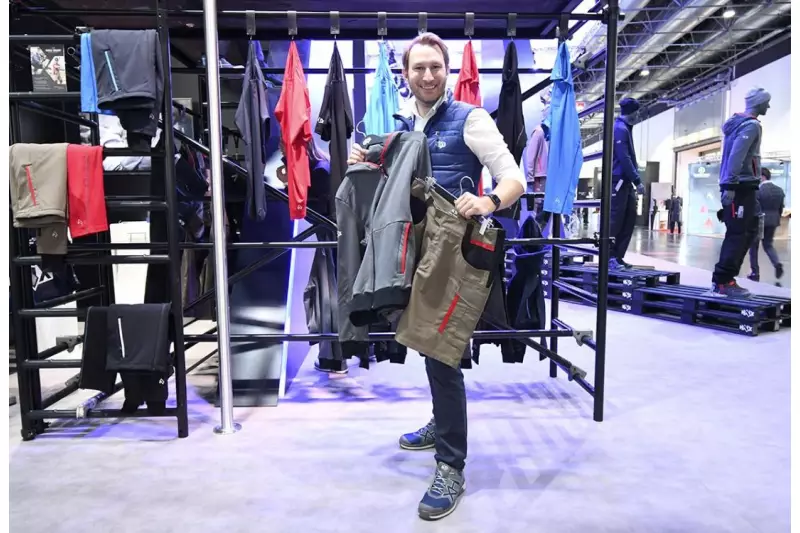 Haix zeigte eine Fülle an Neuheiten. Fürs Foto wählte Dominik Schleidgen, Head of International Marketing Communications, den „life21“ Fleece Hoodie und die „work21“ Bermuda. Quelle: Treffpunkt.Bau