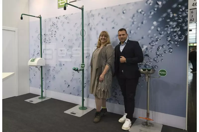 Notduschen von B-Safety können das Augenlicht oder gar das Leben retten. Beate Leibing, Vertrieb, und Vitus Röper, Vertrieb/Außendienst, empfingen uns am Stand. Quelle: Treffpunkt.Bau