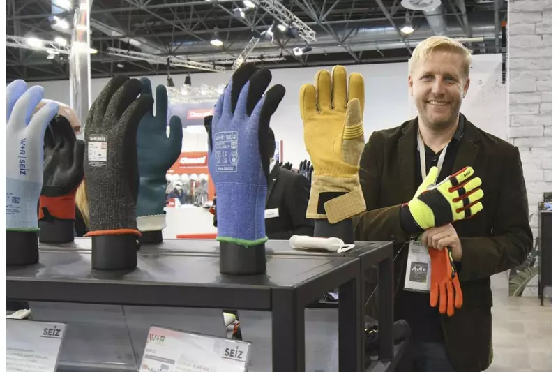 Sicherheit im Arbeitsalltag und Nachhaltigkeit bei der Produktion garantieren die Schutzhandschuhe von Seiz. Qualität und Passform prüfte eigenhändig Bernd Mair, Geschäftsführer MZ Mediaverlag. Quelle: Treffpunkt.Bau