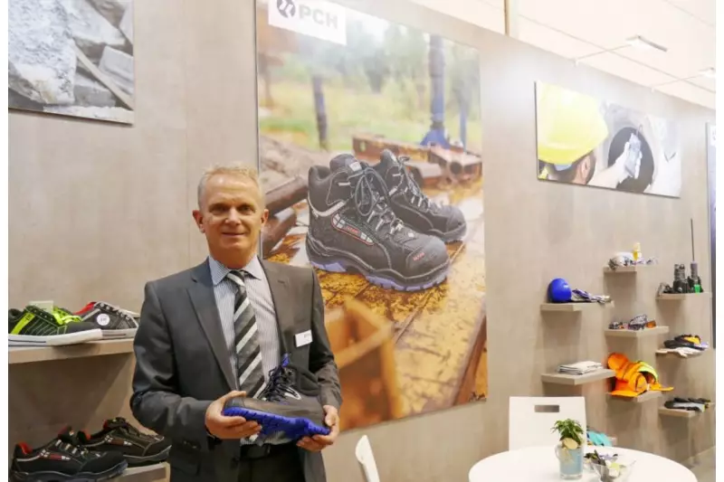 Dirk van Elten, Geschäftsführer von PCH, mit dem neuen S3-Stiefel Modell Alessio der Marke Elten.