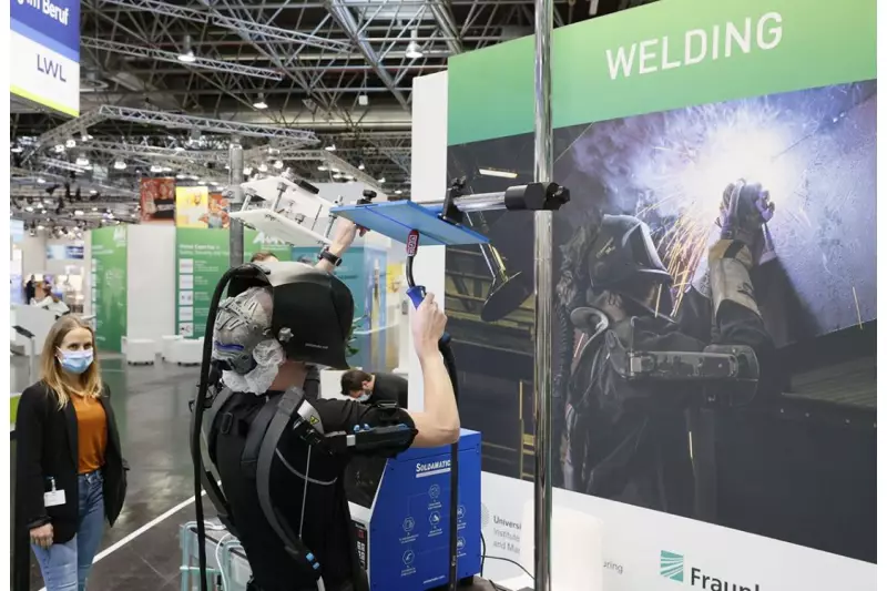 Im Robotics Park präsentierten sich Hersteller von Exoskeletten zusammen mit dem Fraunhofer IPA und zeigten, wie diese Technologien bei körperlich anspruchsvollen Tätigkeiten oder in unergonomischen Positionen unterstützen können. Quelle: Messe Düsseldorf/Constanze Tillmann