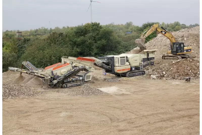 Unermüdliche Zerkleinerung von Bauschutt aus den umliegenden, von der Unwetterkatastrophe betroffenen Ortschaften: Der von Metso Outotec zur Verfügung gestellte mobile Backenbrecher Lokotrack Urban LT106 und die ebenfalls raupenmobile Siebeinheit Lokotrack ST2.3 von Fischer-Jung auf der Deponie Bohnen in Straßfeld.