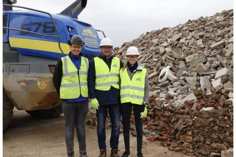 Wenn Helfern geholfen wird: Auch wenn Familie Haus (v.l.: Vincent Haus, Matthias Haus und Katharina Haus) mit der Firma Bohnen selbst vom Hochwasser stark betroffen war, haben sie die ihnen zu Verfügung stehenden Mittel zur Unterstützung der geschädigten Anwohner eingesetzt. Mit Rückenwind in Form und Unterstützung durch Metso Outotec kann nun beherzt weiter daran gearbeitet werden, die vorhandenen Schuttberge abzutragen.