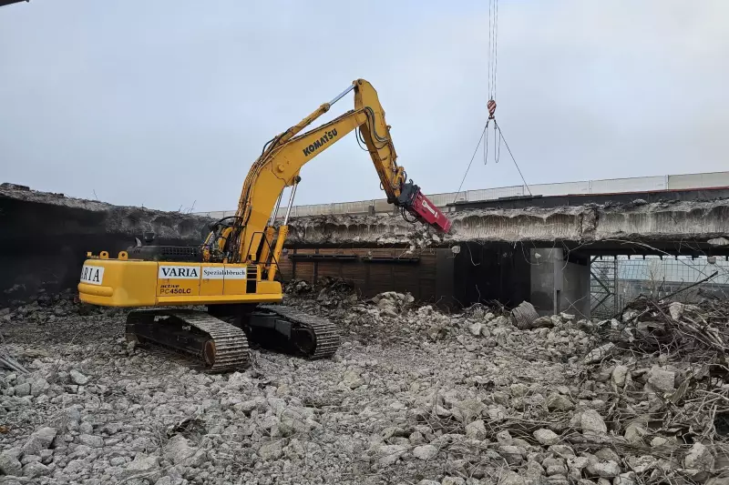 Beim kontrollierten Rückbau der Hochbrücke Bayreuth kommt ein ACDE Europe BLTB-175L-5-W Hydraulikhammer zum Einsatz.