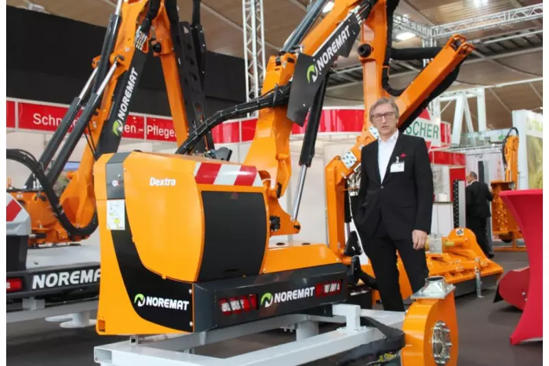 Alexander Dreher von Fischer Maschinenbau präsentierte den Mähausleger aus der Serie Noremat-Dextra mit Fischer Kompaktlaubblasgerät F 350/F360.