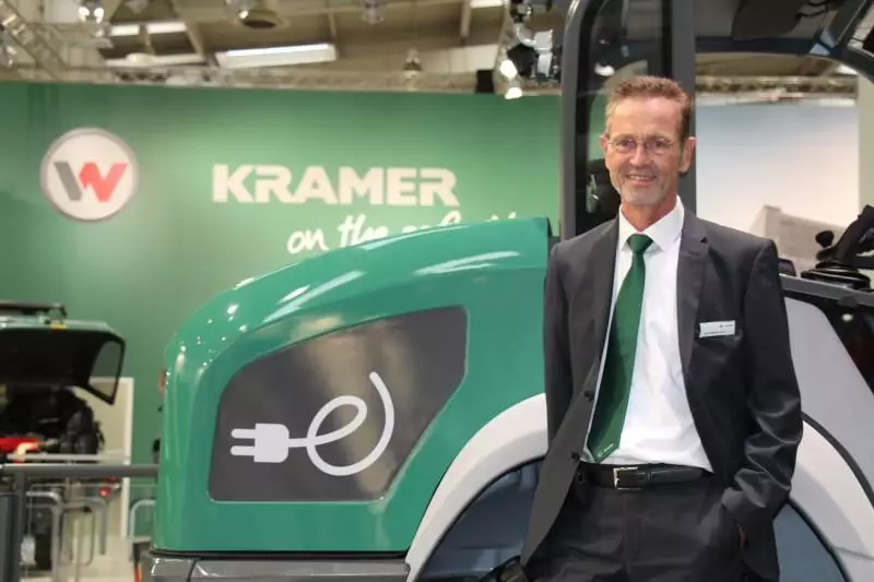 Karl Friedrich Hauri, Geschäftsführer
von Kramer, freute sich darüber
den Fachbesuchern seinen neuen
E-Radlader präsentieren zu können.