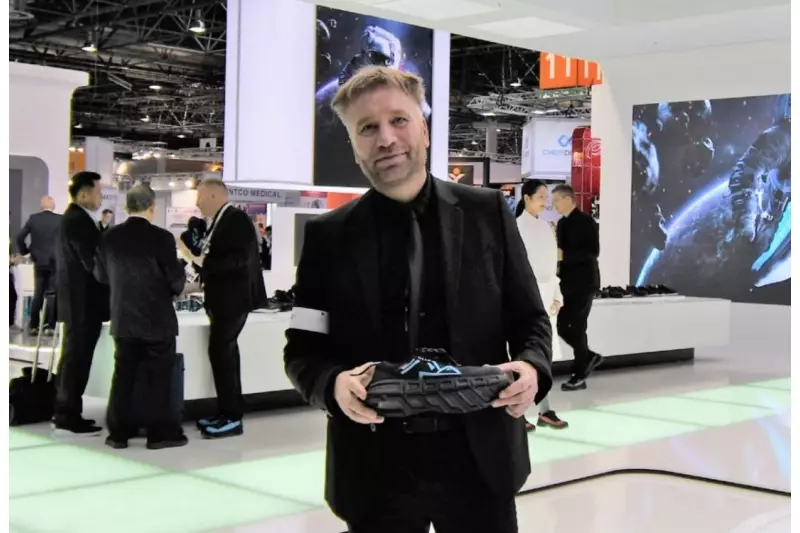 Stolz präsentierte Henrik Wiingaard-Madsen, Inhaber von Airtox Industries, die neue Sicherheitsschuhserie, die vor allem durch geringes Gewicht und hohen Tragekomfort gekennzeichnet ist.