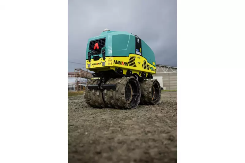 Die ARR 1585-2 Grabenwalze ist jetzt wendig wie nie. Panzergesteuert, mit vier unabhängigen Hydraulikmotoren. Für ein vollständiges 360°-Drehen auf der Stelle.