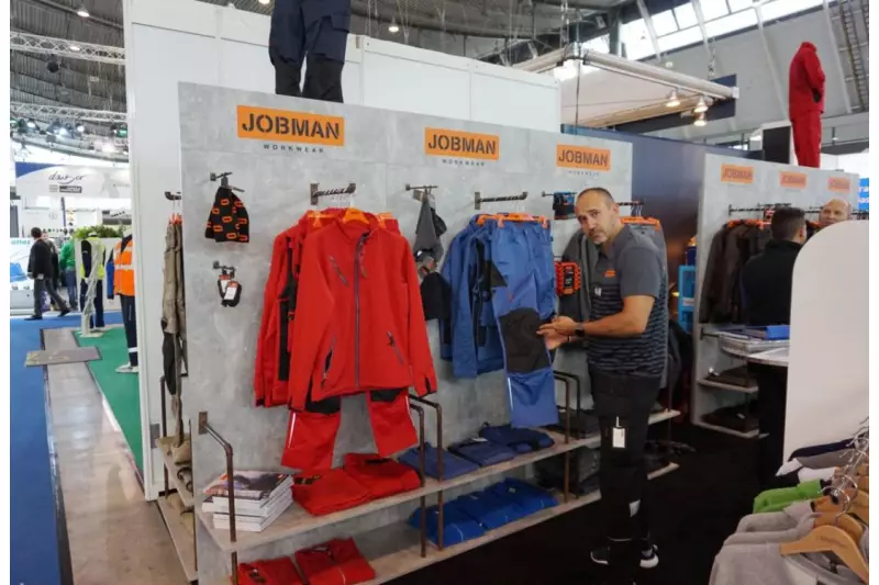Seit 1975 bietet das Unternehmen Jobman Workwear Arbeitsbekleidung für echte Profis. Jorge Barrios, Verkaufsleiter, zeigte die neue „Practical Collection 2018“ mit 28 Modellen pro Farbe und höchster Funktionalität.