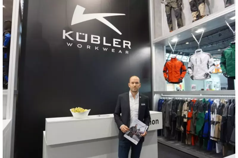 Daniel Pusch, Marketingleiter Kübler Workwear, präsentierte auf der Arbeitsschutz Aktuell die neuesten Produktlinien des Herstellers. Einen frischen Stil, eine komfortable Passform und hohe Strapazierfähigkeit bietet die jüngste Kollektion Kübler „Innovatiq“.