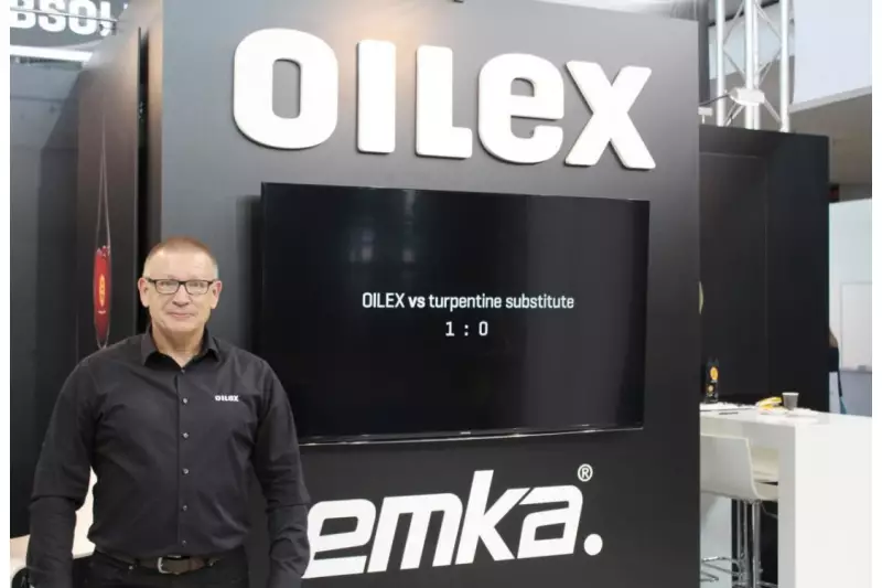 Markus Weber, Managing Director Oilex International, erläuterte die Vorzüge des organischen Absorptionsmittels für Öle, Treibstoffe und Chemikalien.