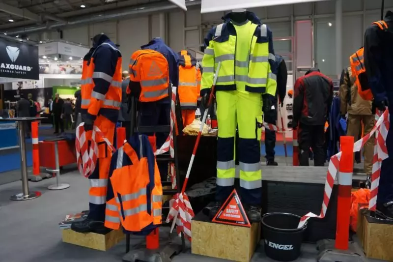 Mario Besenfelder von Engel legte den Fokus auf die Warnschutzbekleidung „Safety Light“. Dabei handelt es sich um ein 245 g/m² Gewebe für Kommunen und Straßenbaufirmen.