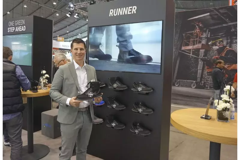 Auf 200 m² stellte Atlas die neuesten Podukt-Highlights und Innovationen für die Arbeitswelt vor. Dem Treffpunkt.Bau-Team zeigte Maximilian Finke, Marketing Director, die neuen „ATLAS RUNNER“. Sie spiegeln den Stil der neuen Workwear-Kollektion wider: Funktion trifft Fashion. Quelle: Treffpunkt.Bau