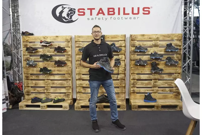 Sven Schedlbauer, Prokurist Stabilus Safety GmbH, mit einem Modell der neuen Schuhlinie „Challenger“. Mit seiner durchtritthemmenden, metallfreien Gewebebrandsohle kommt der besonders robuste Challenger problemlos durch die Drei-Millimeter-Nagelprobe. Quelle: Treffpunkt.Bau