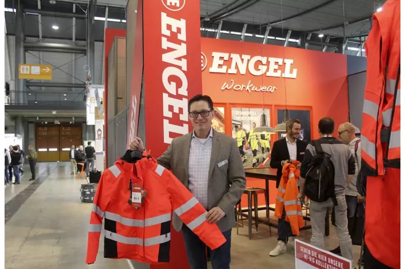 Søren Boysen, Vertriebsleiter Deutschland von Engel Workwear, präsentierte Engel Safety: Die Arbeitsbekleidungskollektion aus fluoreszierenden und reflektierenden Materialien erhöht die Sicherheit auf der Baustelle – besonders in der dunklen Jahreszeit. Quelle: Treffpunkt.Bau