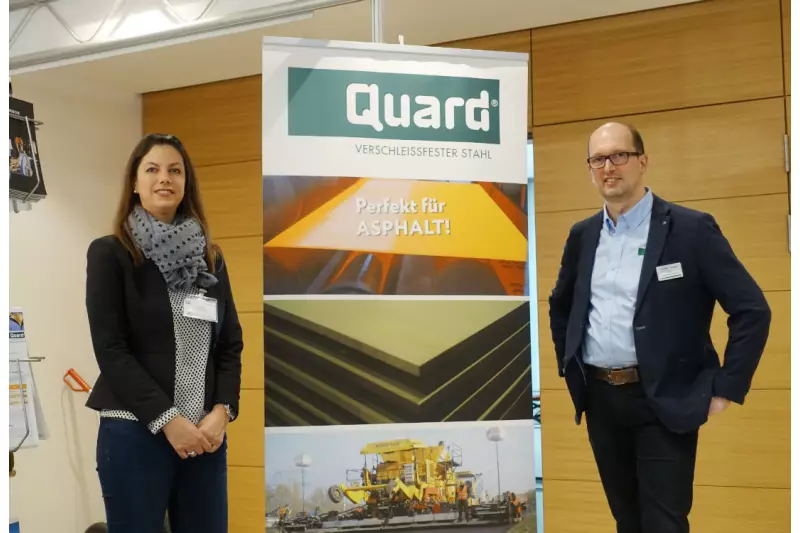 Nina Gabel und Jörg Langenhuizen präsentierten den Quard-Stahl. Er zeichnet sich durch eine be-sonders hohe Verschleißbeständigkeit sowie eine sehr gute Oberflächenbeschaffenheit aus.