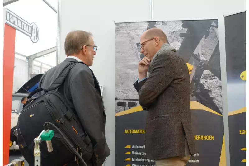 Andreas Velten (re.), Geschäftsführer des Unternehmens Moba und Spezialist im Bereich der Steuerungstechno¬logien für mobile Maschinen, im Gespräch mit einem interessierten Besucher.