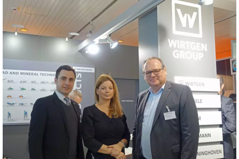 Das Marketing-Team der Wirtgen Group stand den Besuchern beratend zur Seite (v.r.): Roland Schug, von der Firma Joseph Vögele, Michaela Adams, Wirtgen GmbH und Lars Henrich, Benninghoven.