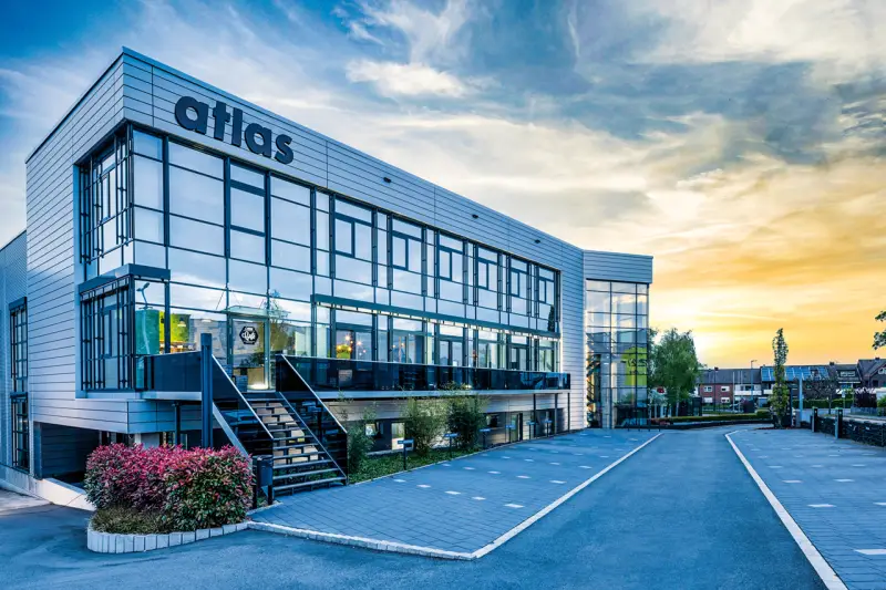 Die Atlas Schuhfabrik konzentriert sich an ihrem Hauptsitz in Dortmund auf die technologieintensive Sohlenherstellung, die robotergestützte Direktansohlung, das Qualitäts-Finish sowie die europaweite Logistik.