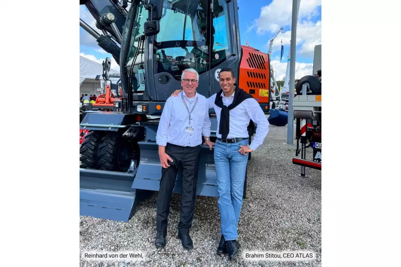 Reinhard von der Wehl, Geschäftsführer Atlas von der Wehl, und Brahim Stitou, Geschäftsführer Atlas, auf der NordBau 2025 vor einem Atlas 135Wsr. Quelle: Atlas