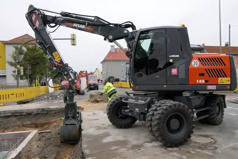 Standfest bei Last und wiederum höchst beweglich im Arbeitsfeld erreicht der 16 t Atlas Mobilbagger 155 W beste Leistungen.