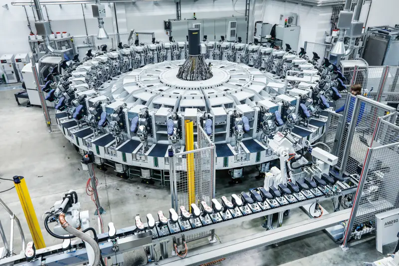 In der Fertigung geht es rund – rund um die Uhr. Im 3-Schicht-Betrieb produziert Atlas ca. 2,7 Millionen Paar Sicherheitsschuhe pro Jahr. Die hochautomatisierten Rundtischanlagen spritzen das flüssige Polyurethan für die Sohlen direkt an den aufgeleisteten Schaft.
