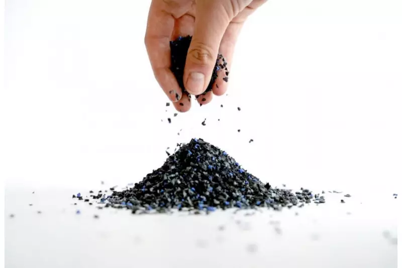 Um „REPREVE“ Polyester herzustellen, werden weltweit gesammelte Kunststoffflaschen und postindustrielle Abfälle zerkleinert, gemahlen, gewaschen und zu hochwertigen Spänen verarbeitet. Diese Späne werden zu flüssigem Polymer geschmolzen und durch winzige Öffnungen in einer Spinndüse extrudiert, wobei Filamente entstehen, die die „REPREVE“-Faser bilden. Das Unternehmen Unifii spinnt die Faser zu Garn, aus dem ein Stoff gewoben wird: der „REPREVE“ Polyester. 