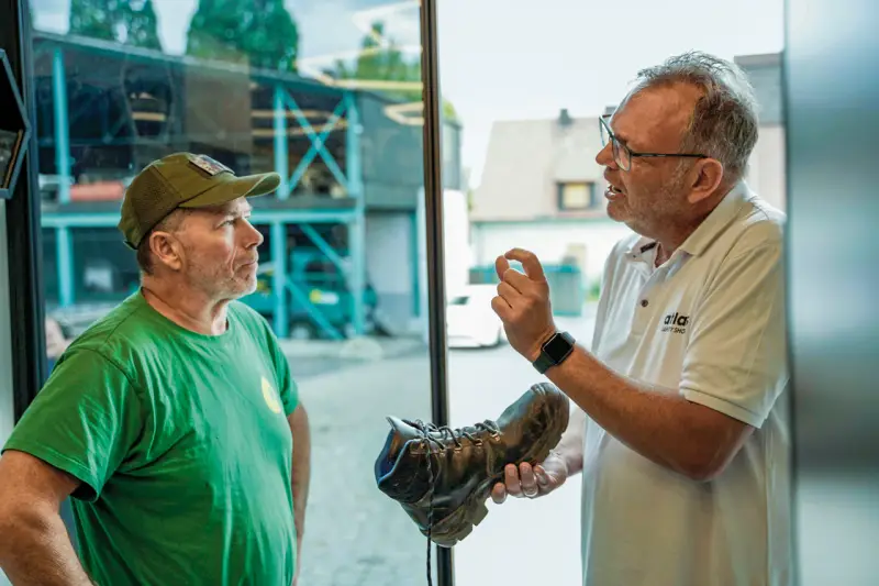 Vom Schuhhersteller zum ganzheitlichen Dienstleister für die Fußgesundheit. Im Rahmen der Fit Days kommt ein Atlas-Expertenteam, bestehend aus Orthopädieschuhmachern und Technikern, mit dem Fit-Truck zum Betrieb, vermisst die Füße der Mitarbeiter mit dem 3D-Scanner und berät individuell.
