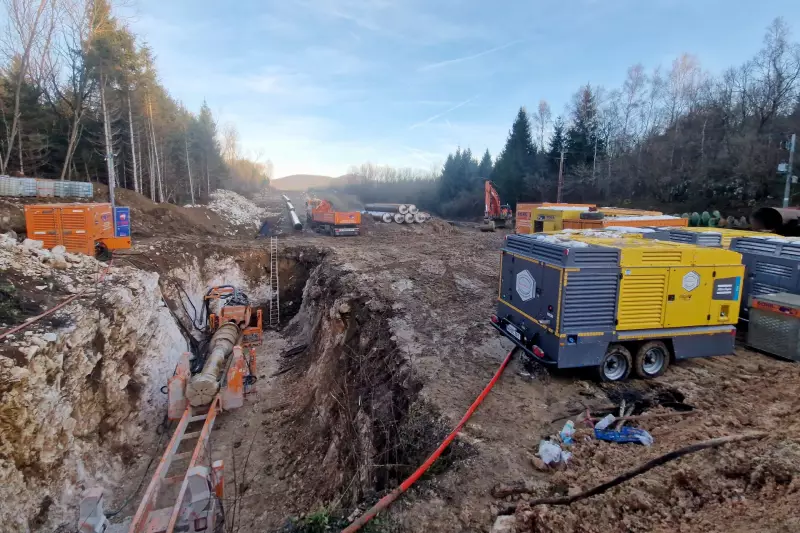 Bei der zweiten Baustelle in Kroatien, im Januar 2025 in Bosiljevo, war der Fels noch härter als bei der ersten. Damit wurde für das Hammerbohrgerät auch mehr Druckluft benötigt - hier bereitgestellt von fünf Atlas-Copco-Drill-Air-Kompressoren. Die lieferten zusammen etwa 150 Kubikmeter Druckluft pro Minute. (Bild: Petzold)
