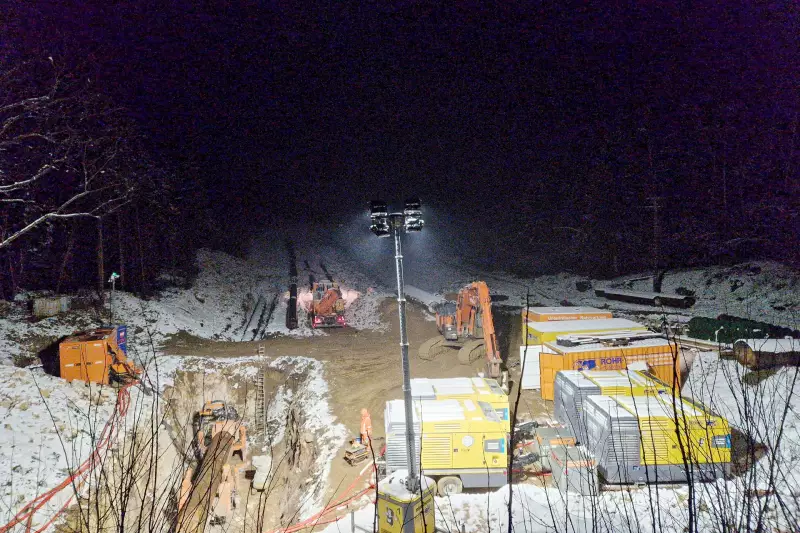 Auch in Kroatien sind die Tage im Winter kurz. Zur Ausleuchtung der Baustelle wurde daher ein Atlas-Copco-Lichtmast des Typs Highlite B5+ verwendet. Im Vordergrund die gelben Drill-Air-Kompressoren, die mit Dieselmotoren der Abgasstufe V arbeiten. (Bild: Petzold)