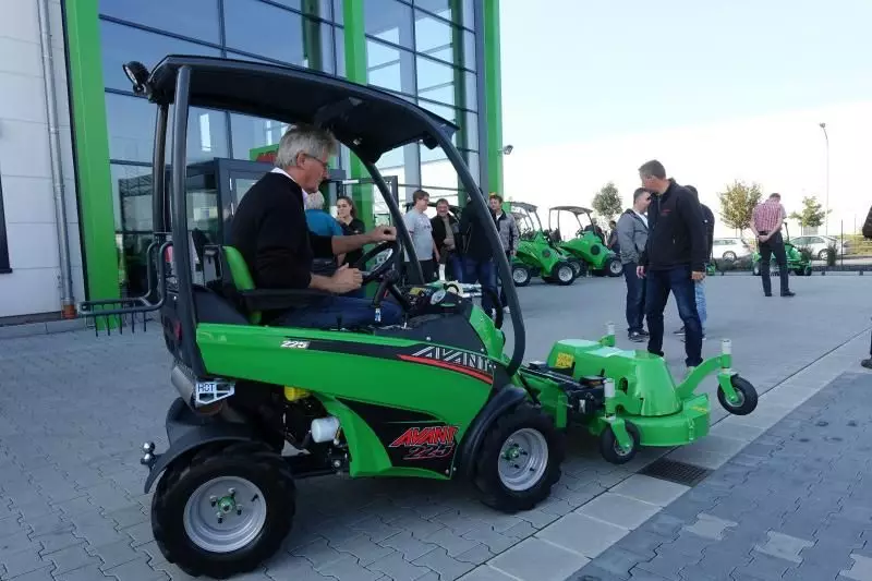 Die Besucher der AvantExpo nutzten die Gelegenheit, um die Maschinen selbst zu testen und eingehend zu begutachten.