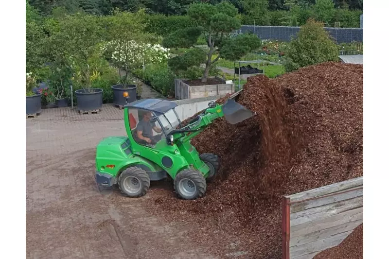 Mit der Schaufel lässt sich Mulch einfach und unkompliziert verladen.