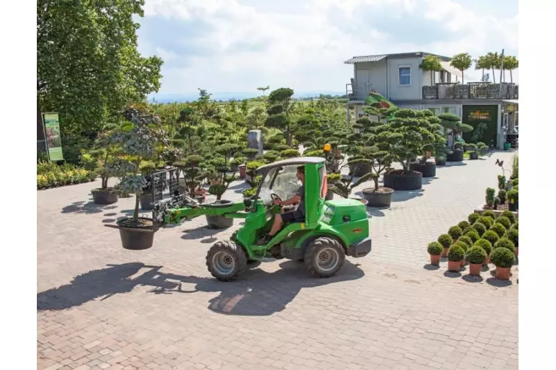 Der Avant 750 mit Palettengabel: Wendig auf allen Wegen des Gartencenters.