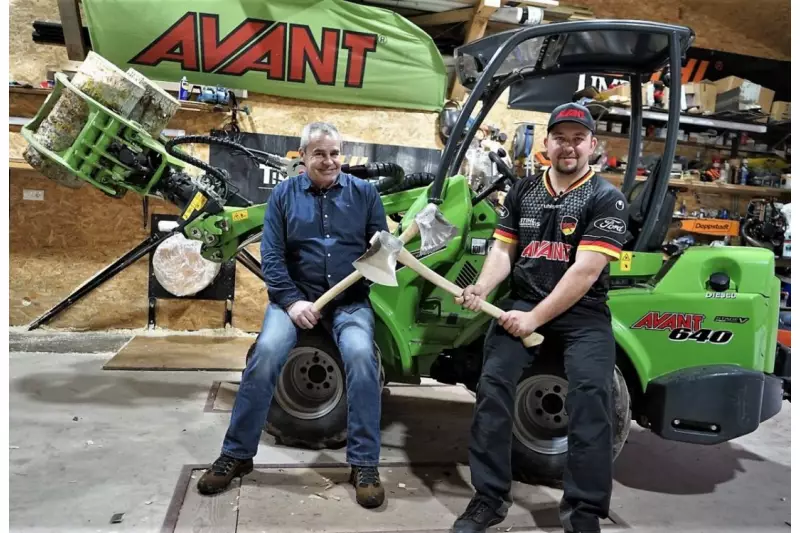 Jörg Majoli (l.), Geschäftsführer von Avant Tecno Deutschland, und Danny Martin, zweifacher Deutscher Meister des Extremsports Stihl Timbersports, mit ihrem messerscharfen Trainingsgerät.