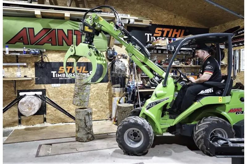 Der mehrfache Deutsche Meister im Timber Sport Danny Martin ist zu Besuch bei der demopark-Ausstellung. Am Stand 444 seines Förderers Avant führt er sein Können vor. Quelle: Avant