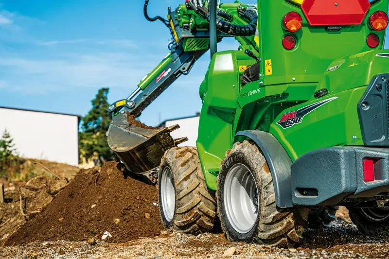 Der Lader als Bagger. Der Mini Digger 180 Baggerarm-Anbau ermöglicht eine Grabtiefe von bis zu 1,80 m und ist hydraulisch schwenkbar.