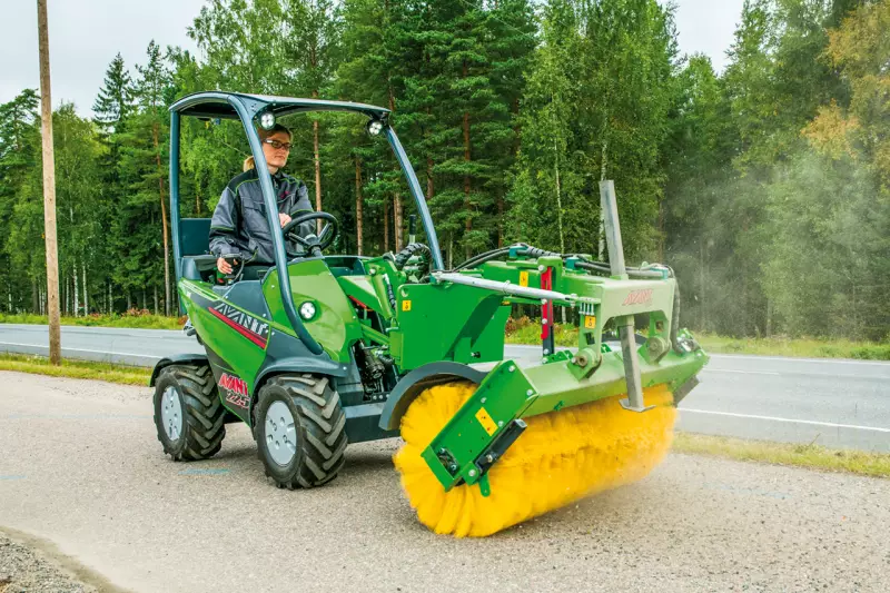 Die Avant 200er-Serie ist eine Reihe extrem kompakter, allradgetriebenen Multifunktionslader, die speziell für den Einsatz auf engem Raum, die Grünflächenpflege sowie den Garten- und Landschaftsbau entwickelt wurde.