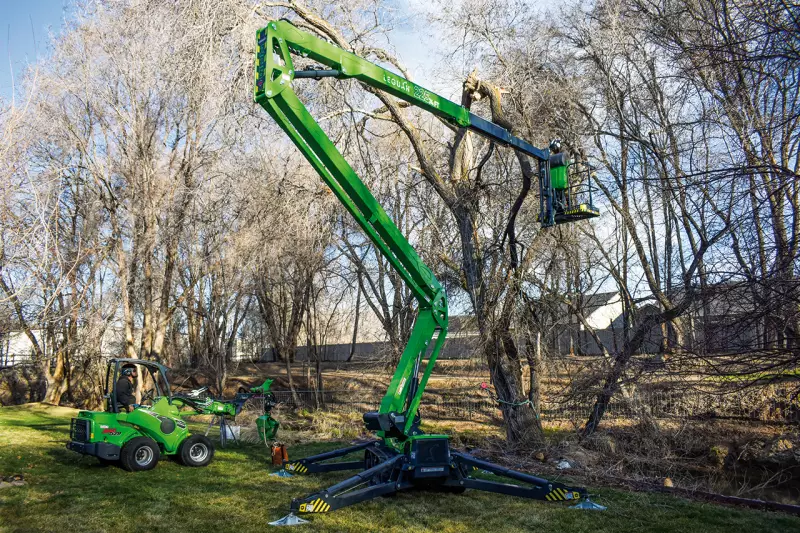 Der Leguan 225 ist für den professionellen Einsatz in schwierigem Gelände gemacht. Gemeinsam mit dem Avant bildet er ein kompetentes Team für Forst- und Baumpflegearbeiten.