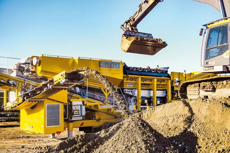 Seit mehr als 35 Jahren entwickelt Backers mobile Sternsieb- und Mischmaschinen für die Aufbereitung von Böden und Baustoffen. Mit der raupenmobilen 3-talc setzt das Unternehmen auf bewährte Sternsiebtechnik, die das Material beim Siebvorgang auflockert und für den anschließenden Mischprozess vorbereitet. Quelle: Backers