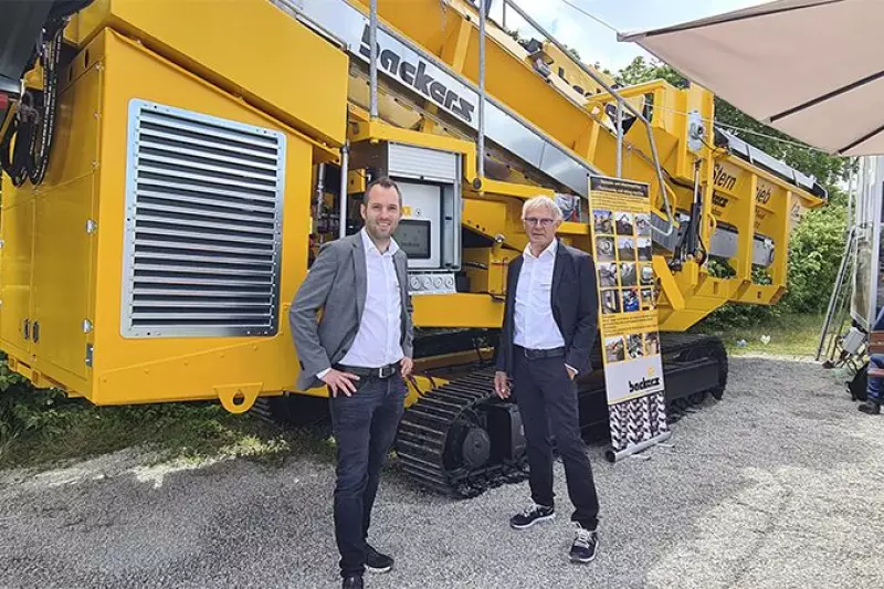 (V.l.) Christian und Heinz Backers, die Geschäftsführer der Backers Maschinenbau GmbH, auf der IFAT 2022. Auf der bauma stellt der Traditionsbetrieb seine Produkte bereits seit 1992 ununterbrochen aus.