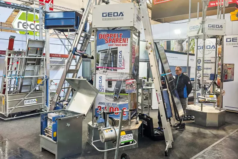 Geda präsentierte auf der BAU den „GEDA Maxi 120 S“, den „AkkuLeiterLIFT“ sowie den „GEDA LIFT“. Im Mittelpunkt stand jedoch der neue „GEDA 200 Z Comfort“ Gerüstbauaufzug, der speziell auf die Bedürfnisse des Gerüstbaus zugeschnitten ist. Quelle: Treffpunkt.Bau