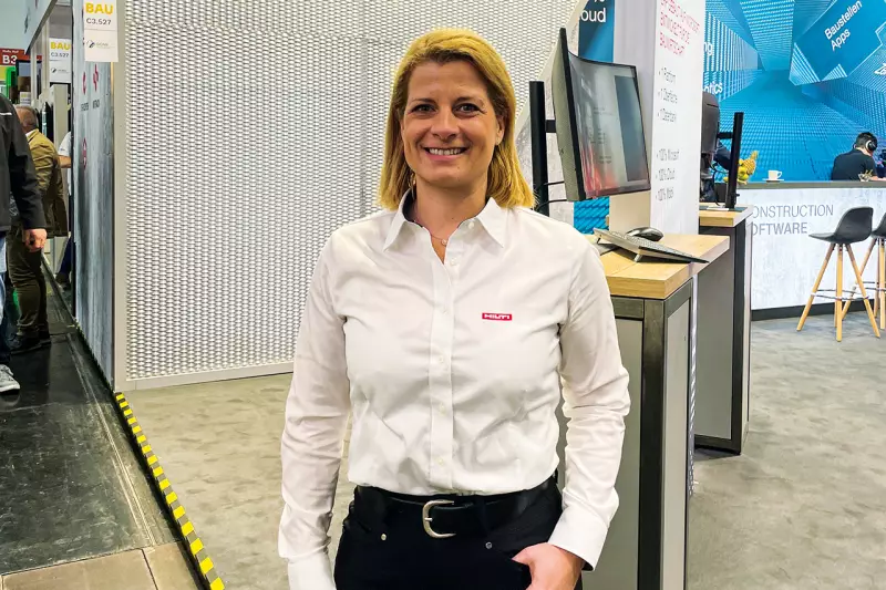 Jana Heiß, Senior Communication Manager Hilti, sprach mit den Kollegen vor Ort über Hiltis cloudbasierte Softwarelösungen zur Optimierung von Geschäftsprozessen in der Bauindustrie. Hilti ist ganz vorne mit dabei, wenn es um die Digitalisierung der Baubranche geht. Quelle: Treffpunkt.Bau