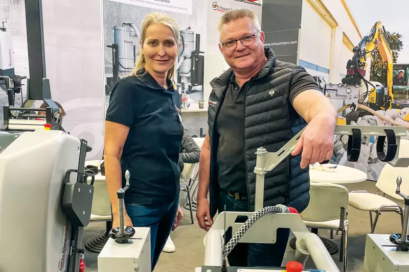 Die Schwamborn-Profis Petra Bleich, Marketing, und Siegmund Griesheimer, Teamleiter Vertrieb Deutschland, präsentierten in München Lösungen rund ums Schleifen, Fräsen, Glätten, Reinigen und Saugen - darunter die Fräs- und Schneidemaschine BEF 400RC. Quelle: Treffpunkt.Bau