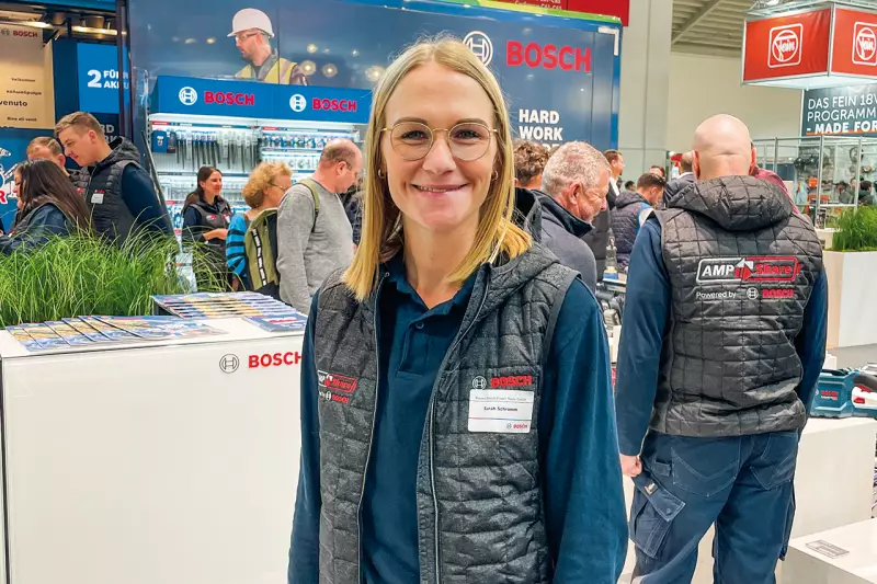 Sarah Schramm, Marketingmanagerin bei Bosch Power Tools, hatte auf der BAU u. a. Akku-Geräte der AmpShare-Allianz mit dabei. Gezeigt wurden AmpShare-Produkte zum Bohren und Trennen, Beleuchten, Prüfen sowie für viele weitere Anwendungsbereiche. Quelle: Treffpunkt.Bau