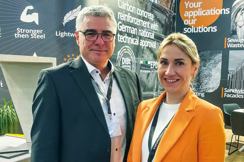 Johann Pfaff, Account Sales Manager, und Marie-Theres Hofer, Marketing & Communication Manager, von Solidian, einem Anbieter nichtmetallischer Bewehrung. Auf der BAU stellte das Unternehmen zwei Neuheiten vor: ein Carbon-Spannkabel und ein neues Sandwichwandsystem. Quelle: Treffpunkt.Bau