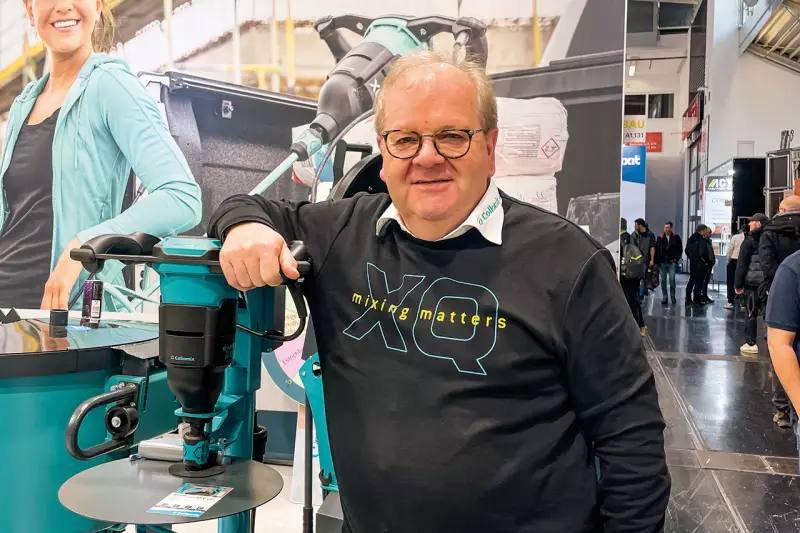 Im passenden Look auf der BAU: Herbert Geier, Leiter Marketing, hatte die neuen Collomix XQ Rührwerke im Gepäck. Mit dem digitalen Display passen Anwender die Drehzahl an jedes Material an. Der integrierte Timer ermöglicht eine exakte Überwachung der Mischzeit. Quelle: Treffpunkt.Bau