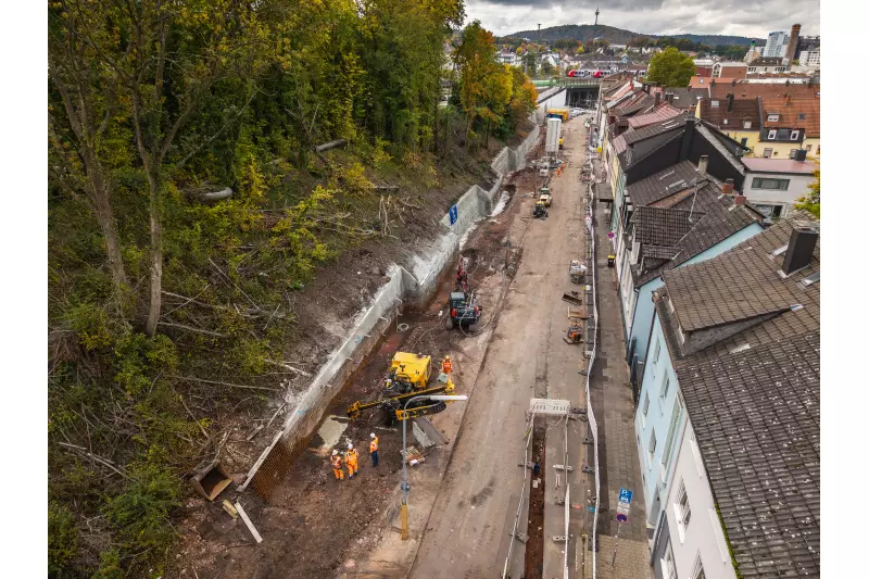 Die Stadt Kaiserslautern modernisiert die Trippstadter Straße, wofür zunächst der begrenzte Raum zwischen Bahndamm und Bebauung mit Hilfe von Spezialbaggern erweitert wurde.