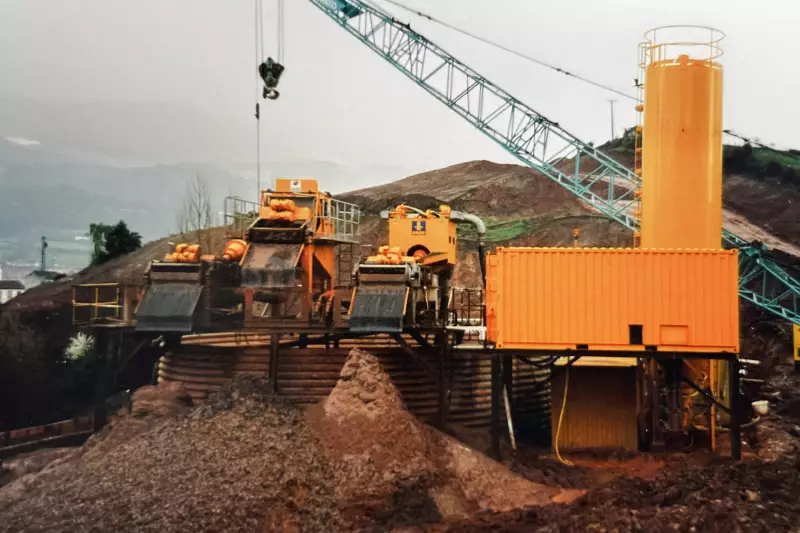 Blick zurück ins Jahr 2002: eine BE 500 mit Zyklonaufsatz, daneben ein Dekanter Typ BD 50 auf einer Baustelle in Spanien.